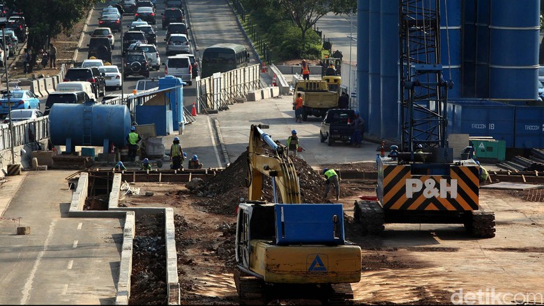 Pembangunan Proyek MRT Pemprov DKI terus mengebut pembangunan proyek Mass Rapid Transit (MRT), di kawasan Jalan MH Thamrin, Jakarta, Senin (22/09). Sejumlah pekerja tengah menyelesaikan pembangunan proyek Mass Rapid Transit (MRT), di kawasan Jalan MH Thamrin, Jakarta.