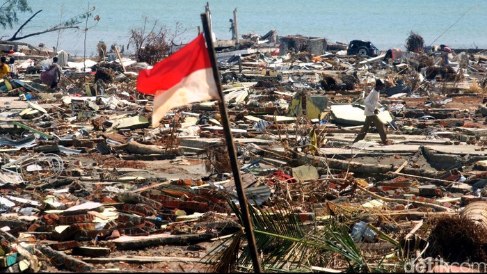 Peristiwa yang sangat memilukan terjadi di bumi serambi Mekkah Aceh. Gempa bumi dan Tsunami Aceh pada hari Minggu pagi, 26 Desember 2004. Kurang lebih 500.000 nyawa melayang dalam sekejab di seluruh tepian dunia yang berbatasan langsung dengan samudra Hindia. Di daerah Aceh merupakan korban jiwa terbesar di dunia dan ribuan banguan hancur lebur, ribuan pula mayat hilang dan tidak di temukan dan ribuan pula mayat yang di kuburkan secara masal. File/detikFoto.
