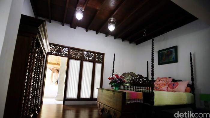 Rumah unik bergaya Traditional milik Dian Pelangi ini menggunakan perabotan atau mebel yang menggunakan kayu klasik asli Indonesia hampir di setiap interior ataupun eksterior rumahnya.