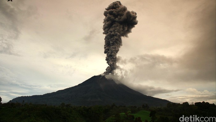 Hingga 2014, Kerugian Akibat Erupsi Gunung Sinabung Capai Rp 1,49 T