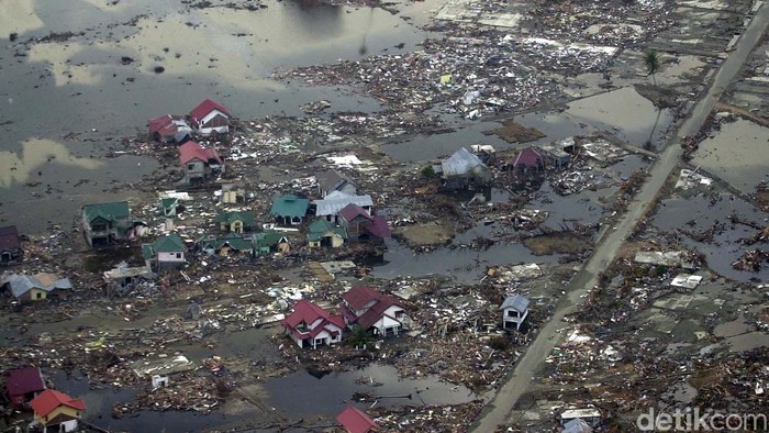 Peristiwa yang sangat memilukan terjadi di bumi serambi Mekkah Aceh. Gempa bumi dan Tsunami Aceh pada hari Minggu pagi, 26 Desember 2004. Kurang lebih 500.000 nyawa melayang dalam sekejab di seluruh tepian dunia yang berbatasan langsung dengan samudra Hindia. Di daerah Aceh merupakan korban jiwa terbesar di dunia dan ribuan banguan hancur lebur, ribuan pula mayat hilang dan tidak di temukan dan ribuan pula mayat yang di kuburkan secara masal. File/detikFoto.