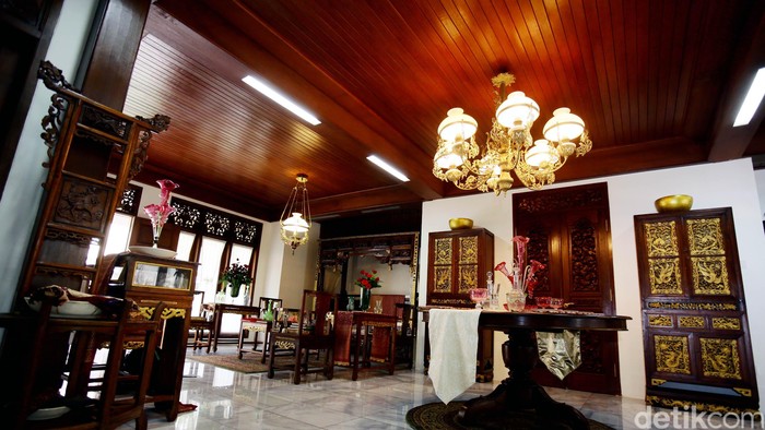 Rumah unik bergaya Traditional milik Dian Pelangi ini menggunakan perabotan atau mebel yang menggunakan kayu klasik asli Indonesia hampir di setiap interior ataupun eksterior rumahnya.