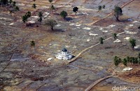 Peristiwa yang sangat memilukan terjadi di bumi serambi Mekkah Aceh. Gempa bumi dan Tsunami Aceh pada hari Minggu pagi, 26 Desember 2004. Kurang lebih 500.000 nyawa melayang dalam sekejab di seluruh tepian dunia yang berbatasan langsung dengan samudra Hindia. Di daerah Aceh merupakan korban jiwa terbesar di dunia dan ribuan banguan hancur lebur, ribuan pula mayat hilang dan tidak di temukan dan ribuan pula mayat yang di kuburkan secara masal. File/detikFoto.
