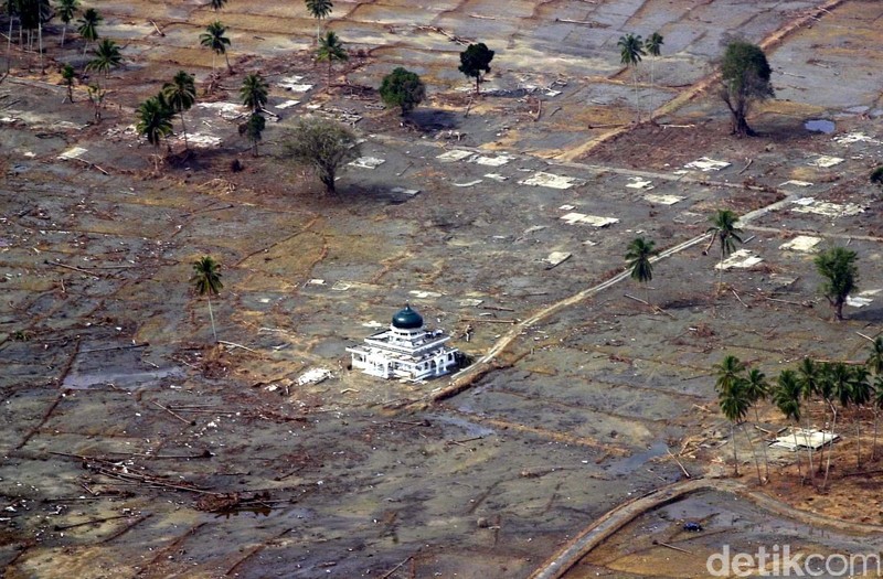 Peristiwa yang sangat memilukan terjadi di bumi serambi Mekkah Aceh. Gempa bumi dan Tsunami Aceh pada hari Minggu pagi, 26 Desember 2004. Kurang lebih 500.000 nyawa melayang dalam sekejab di seluruh tepian dunia yang berbatasan langsung dengan samudra Hindia. Di daerah Aceh merupakan korban jiwa terbesar di dunia dan ribuan banguan hancur lebur, ribuan pula mayat hilang dan tidak di temukan dan ribuan pula mayat yang di kuburkan secara masal. File/detikFoto.