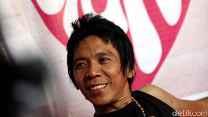 Grup band Slank kembali meluncurkan album teranyarnya bertajuk I Slank U di markas mereka Gang Potlot III, Duren Tiga Jakarta Selatan, Senin (16/7). Repackege Album Cinta Slank itu melengkapi koleksi album mereka sebelumnya yang pernah dirilis. Sebanyak 14 lagu mereka sajikan untuk para Slankers sejati. File/detikFoto.