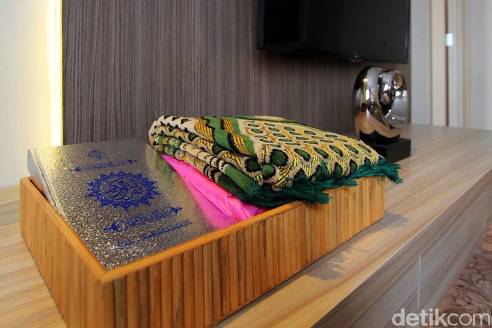 Terletak di pinggiran Kota Solo, hanya serkitar 5-10 menit perjalanan dari Bandara Internasional Adi Soemarmo, Syariah Hotel Solo (SHS) layak untuk dijadikan lokasi menginap selama berlibur atau melakukan perjalanan bisnis ke Solo. Letaknya persis di sebelah barat Lorin Hotel dan Resort Solo, saudara tuanya. Tepatnya di Jalan Adi Sucipto No 47, Solo. Lokasinya asri, kanan dan kirinya masih alami dengan hamparan sawah menghijau. Perlengkapan Sholat.