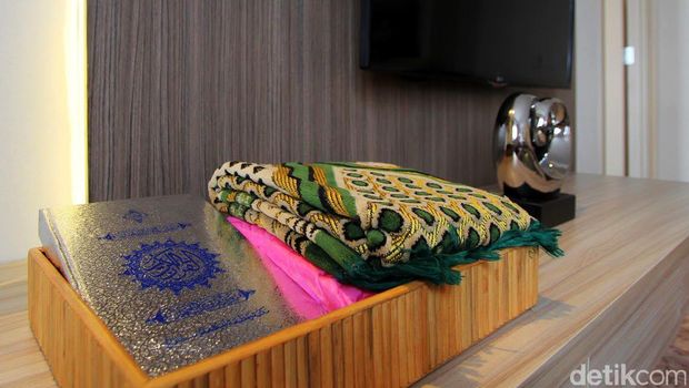 Terletak di pinggiran Kota Solo, hanya serkitar 5-10 menit perjalanan dari Bandara Internasional Adi Soemarmo, Syariah Hotel Solo (SHS) layak untuk dijadikan lokasi menginap selama berlibur atau melakukan perjalanan bisnis ke Solo. Letaknya persis di sebelah barat Lorin Hotel dan Resort Solo, saudara tuanya. Tepatnya di Jalan Adi Sucipto No 47, Solo. Lokasinya asri, kanan dan kirinya masih alami dengan hamparan sawah menghijau. Perlengkapan Sholat.