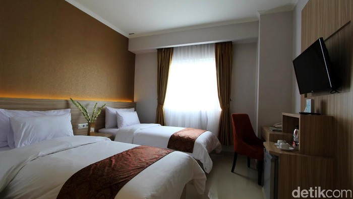 Terletak di pinggiran Kota Solo, hanya serkitar 5-10 menit perjalanan dari Bandara Internasional Adi Soemarmo, Syariah Hotel Solo (SHS) layak untuk dijadikan lokasi menginap selama berlibur atau melakukan perjalanan bisnis ke Solo. Letaknya persis di sebelah barat Lorin Hotel dan Resort Solo, saudara tuanya. Tepatnya di Jalan Adi Sucipto No 47, Solo. Lokasinya asri, kanan dan kirinya masih alami dengan hamparan sawah menghijau.