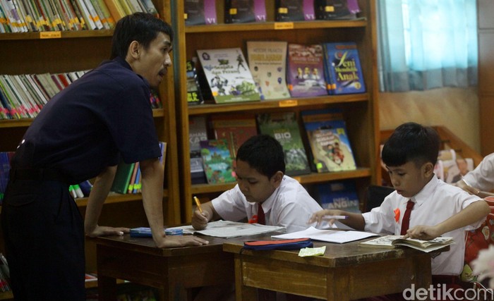 Pasca bangunan sekolahnya terbakar, para siswa SDN 11 Tebet, kini menumpang di SDN 17,18, dan 19 Tebet, Jakarta. Mereka kini kekurangan buku pegangan untuk guru dan siswa setelah buku-buku juga ikut terbakar.
