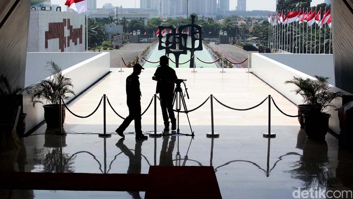 Menjelang pidato kenegaraan pada Jumat (16/8) besok, Gedung kura-kura DPR RI Jakarta, Kamis (15/08), menjadi kinclong dan bersih. Pegawai pun terus menanta dan merapikan didalam maupun diluar Ruang Rapat Paripurna 1. File/detikFoto.