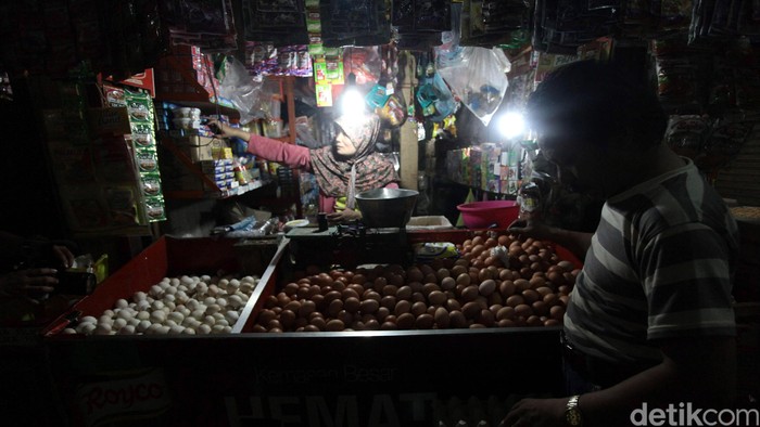 Pedagang merapihkan barang jualan mereka di Pasar Pal Merah, Jakarta Barat, Rabu (01/10/2014). Badan Pusat Statistik (BPS) mengumumkan laju inflasi September 2014. Bulan lalu, terjadi inflasi 0,27% secara bulanan.