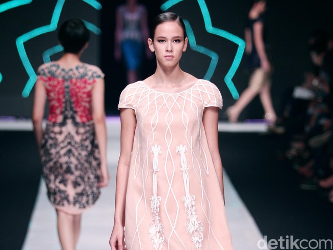 Desainer muda ini banyak menampilkan detail bordir dan payet dengan siluet ultra feminin. Gaun transparan dari tulle dipermanis dengan aplikasi bunga-bunga berwarna pink dan coral pastel. Untuk menambah kesan glamour, pada beberapa rancangannya Albert di Jakarta Fashion Week (19/10/2013) di Senayan City.