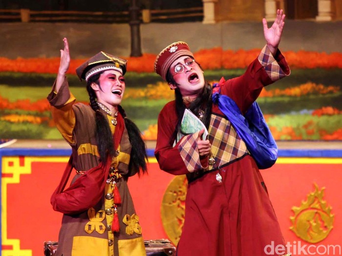 Pertunjukan Teater Sampek Engtay Pementasan teater Sampek Engtay akan dihelat pada 13-23 Maret 2013 di Gedung Kesenian Jakarta. Selasa (12/3/2013) gladi resik acara gawean teater koma yang didukung oleh Djarum Apresiasi Budaya itu bisa dilihat hingga aktivitas di belakang panggungnya. File/detikFoto.