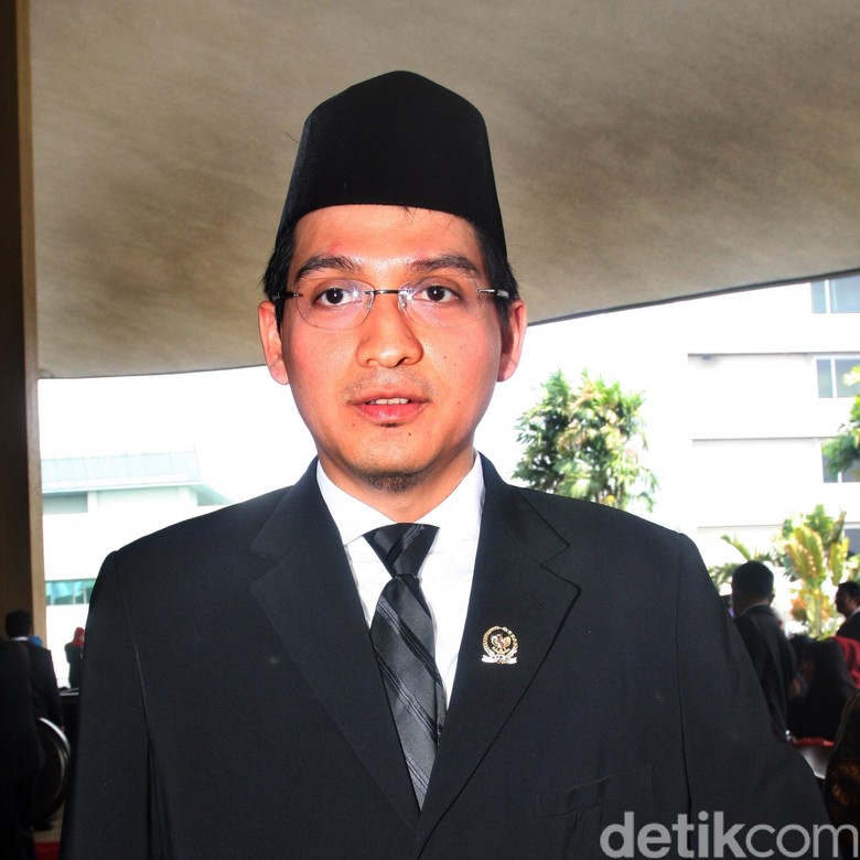 Sinetron Politik Lucky Hakim: Dipecat PAN, Ditransfer NasDem Sinetron Politik Lucky Hakim: Dipecat PAN, Ditransfer NasDem