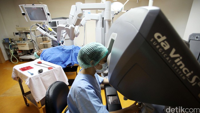Kini operasi di RS Bunda Jakarta sudah bisa pakai robot. RS Bunda Jakarta mengenakan teknologi robotic surgery sejak tahun 2012. Teknologi asal Amerika ini merupakan yang pertama kalinya ada di Indonesia untuk kasus bedah Operasi Prostat, Operasi rahim dan kandungan, operasi saluran kemih dan gastrointestinal.