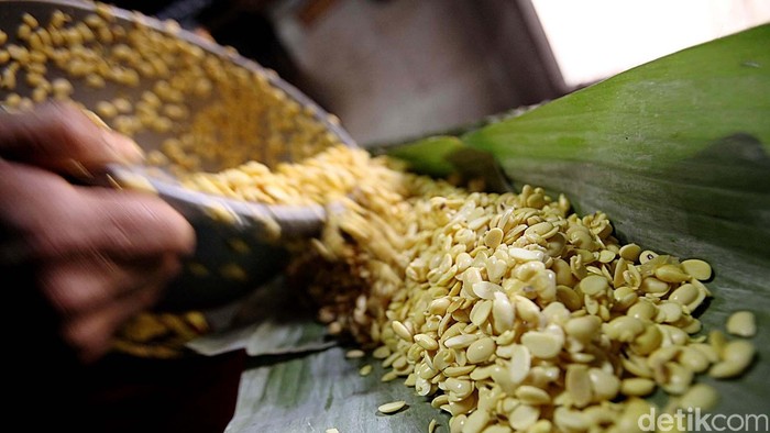 Seorang perajin tempe di kawasan Pasar Minggu Jakarta Selatan, Senin (26/8/2013) terlihat masih beraktifitas seperti biasa meski harga kedelai impor melonjak sangat tinggi. Harga kedelai import naik ke level tertinggi sejak Juni 2013 lalu. Sekitar hampir 90 persen kedelai kita yang digunakan untuk produksi tempe dan tahu adalah import. Para pengrajin tempe tahu menjerit dan bahkan hampir tak berproduksi. File/detikFoto.