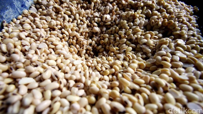 Seorang perajin tempe di kawasan Pasar Minggu Jakarta Selatan, Senin (26/8/2013) terlihat masih beraktifitas seperti biasa meski harga kedelai impor melonjak sangat tinggi. Harga kedelai import naik ke level tertinggi sejak Juni 2013 lalu. Sekitar hampir 90 persen kedelai kita yang digunakan untuk produksi tempe dan tahu adalah import. Para pengrajin tempe tahu menjerit dan bahkan hampir tak berproduksi. File/detikFoto.