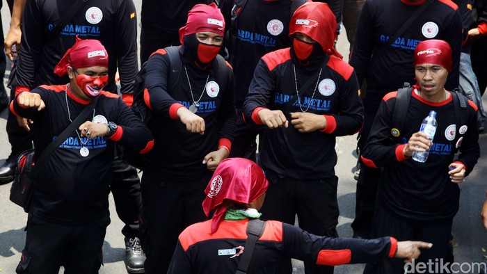 Demo buruh membuat lalu lintas dari Bundaran HI arah Istana Merdeka, Jl Medan Merdeka Utara, terhambat. Kendaraan tak bisa melintas dan harus mengalah tertahan di belakang barisan buruh yang menuntut kenaikan UMP ini.