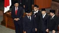 Babak pertama. Setya Novanto di awal periode dilantik sebagai Ketua DPR dengan sistem paket. Dia dilantik bersama 4 wakilnya, Fadli Zon (Fraksi Gerindra), Fahri Hamzah (Fraksi PKS), Taufik Kurniawan (Fraksi PAN), dan Agus Hermanto (Fraksi Partai Demokrat) sebagai pimpinan DPR periode 2014-2019. (Foto: Agung Pambudhy/detikcom).