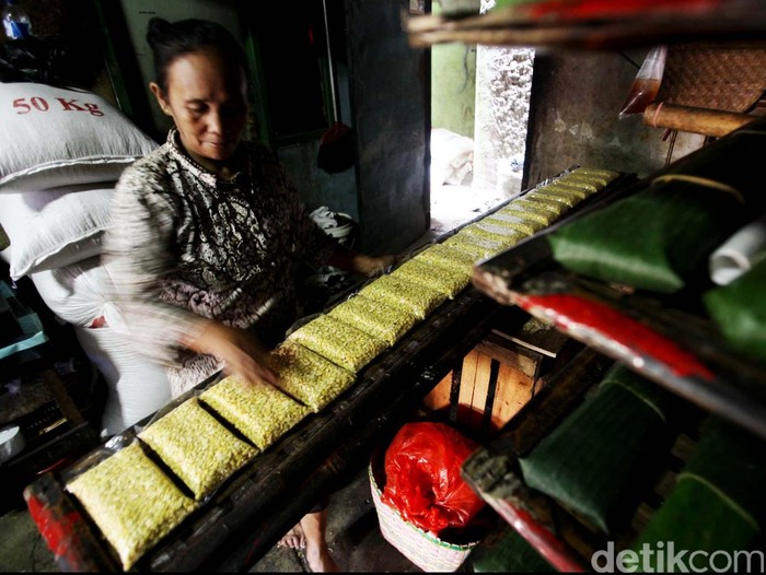Harga Kedelai Import Makin Mahal Seorang perajin tempe di kawasan Pasar Minggu Jakarta Selatan, Senin (26/8/2013) terlihat masih beraktifitas seperti biasa meski harga kedelai impor melonjak sangat tinggi. Harga kedelai import naik ke level tertinggi sejak Juni 2013 lalu. Sekitar hampir 90 persen kedelai kita yang digunakan untuk produksi tempe dan tahu adalah import. Para pengrajin tempe tahu menjerit dan bahkan hampir tak berproduksi. File/detikFoto.
