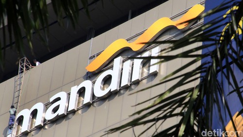 Pekerja melakukan perawatan di logo Bank Mandiri di kawasan jalan Thamrin, Jakarta, Selasa (29/5/2012). File/detikFoto.