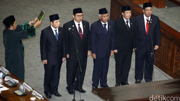 Pimpinan DPR saat dilantik pada tahun 2014.