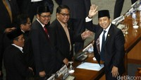 Pada Desember 2015, Novanto digoyang skandal papa minta saham dan disidang Mahkamah Kehormatan Dewan. Tepat sebelum MKD mengambil keputusan, Novanto mengirim surat pengunduran diri. (Foto: Agung Pambudhy)