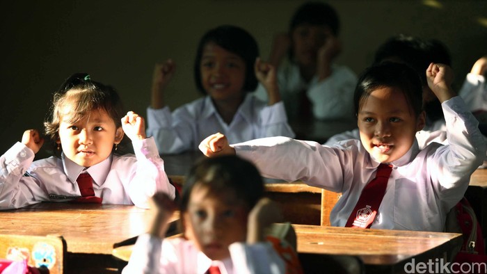 Berbagai ekspresi terpancar dari raut wajah para siswa-siswi SDN 02 Kampung Gedong, Pasar Rebo, Jakarta Timur (16/7) saat hari pertama sekolah di tahun ajaran baru. Ada yang masih tampak malu-malu bertemu teman barunya, ada yang masih harus ditemani orang tua di dalam kelas, ada yang asyik bermain, ada juga yang senang bertemu teman baru dan bersemangat dan serius mendegarkan penjelasan guru. File/detikFoto.