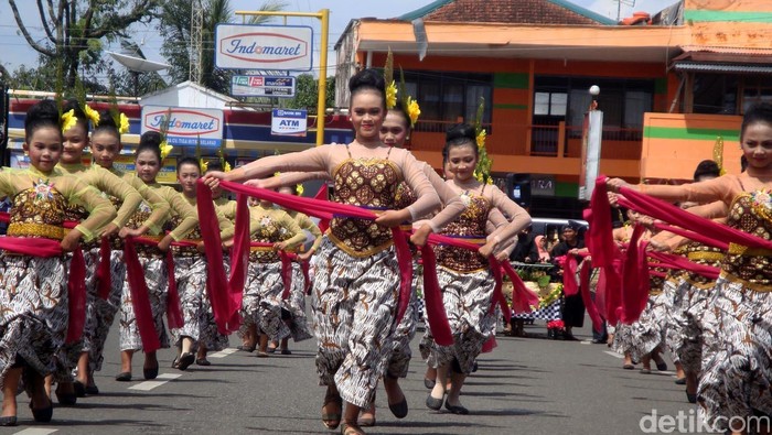 Ribuan orang memadati alun-alun Kabupaten Purbalingga, Jawa Tengah untuk menyaksikan parade budaya dalam rangka peringatan hari jadi Kabupaten Purbalingga yang ke 182.