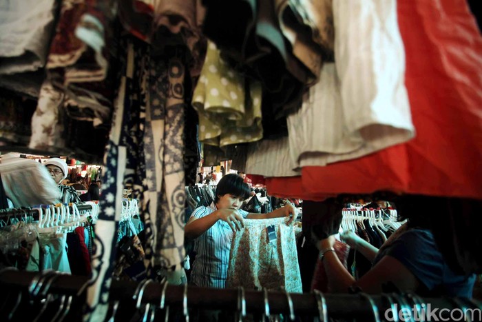 Pembeli memilih pakaian bekas yang dijual di Pasar Poncol Senen, Jakarta, Senin (20/8). Berburu pakaian impor bekas yang bermerk, trendy dan ekonomis menjadi tradisi warga. Pakaian bekas tersebut dijual Rp 5 hingga 40 ribu per potongnya. Jauh lebih murah dari membeli pakaian baru dengan harga rata-rata Rp 100 ribu per potong.