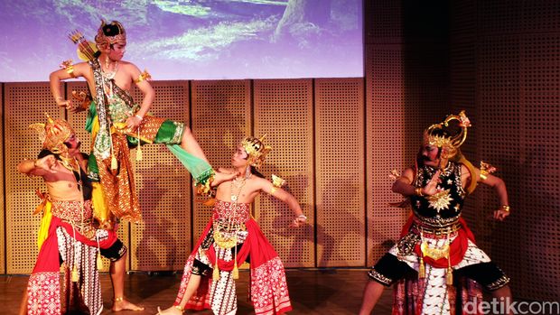 Sejumlah jurnalis dari berbagai media memerankan adegan wayang orang bertajuk 