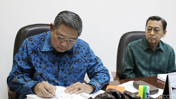 Presiden Susilo Bambang Yudhoyono (SBY) menegaskan penolakannya terhadap pilkada lewat DPRD dengan menandatangani 2 Perpu, Kamis (2/10/2014). Ia menandatangani 2 Perpu itu karena menilai keadaan sudah genting.