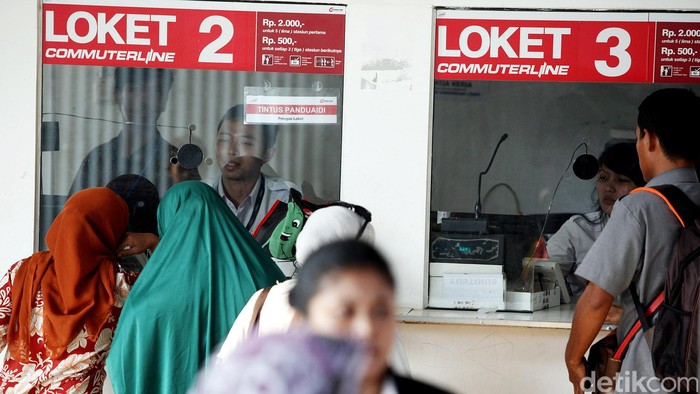 PT Kereta Api Commuter Jabodetabek (KCJ) akan menaikkan tarif kereta rel listrik (KRL) Commuter Line mulai 15 Oktober 2014. Kenaikan tarif dilakukan dalam rangka peningkatan fasilitas pelayanan kepada penumpang. Peningkatan fasilitas antara lain perbaikan toilet, mushala, bangku tunggu penumpang, dan penambahan armada. Para penumpang menunggu dan menaiki kereta Commuter Line, di Stasiun Palmerah, Jakarta, Senin (06/10).