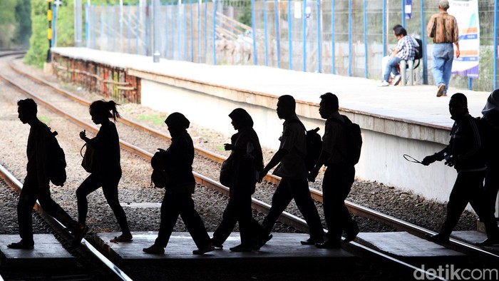 PT Kereta Api Commuter Jabodetabek (KCJ) akan menaikkan tarif kereta rel listrik (KRL) Commuter Line mulai 15 Oktober 2014. Kenaikan tarif dilakukan dalam rangka peningkatan fasilitas pelayanan kepada penumpang. Peningkatan fasilitas antara lain perbaikan toilet, mushala, bangku tunggu penumpang, dan penambahan armada. Para penumpang menunggu dan menaiki kereta Commuter Line, di Stasiun Palmerah, Jakarta, Senin (06/10).