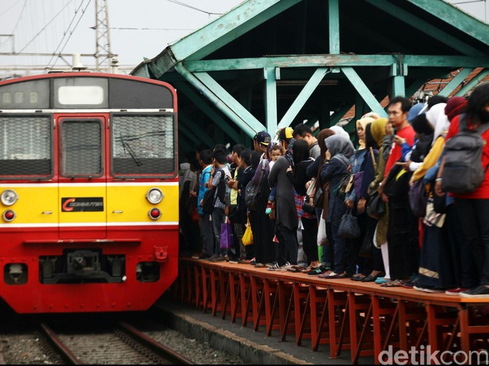 Penumpang naik kereta commuter line di Stasiun Manggarai, Jakarta, Senin (6/10/2014). Pemerintah menaikkan tarif dasar tiket kereta rel listrik (KRL) Jabodetabek. Namun, harga tiket yang dibayar masyarakat tidak naik. pemerintah menambah anggaran subsidi atau Public Service Obligation (PSO) untuk KRL Jabodetabek.