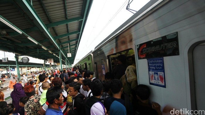 Berdesak-desakan di Commuter Line di Jam Kerja Masih Dalam Taraf Wajar?