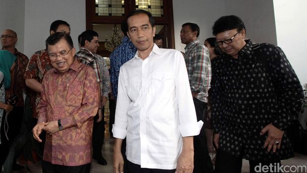 Petinggi partai koalisi Indonesia Hebat beserta Presiden dan Wakil Presiden terpilih Joko Widodo - Jusuf Kalla hadir di kediaman Ketua Umum PDIP Megawati Soekarno Putri di Menteng, Jakarta Pusat, Jakarta, Minggu (05/10/2014). Kehadiran para pimpinan partai Koalisi Indonesia Hebat ini membicarakan mengenai pemilihan ketua MPR. Jokowi, JK, Tjahyo Kumolo.