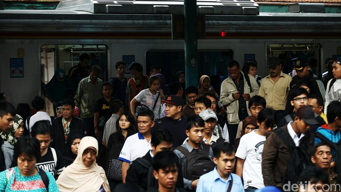 Penumpang naik kereta commuter line di Stasiun Manggarai, Jakarta, Senin (6/10/2014). Pemerintah menaikkan tarif dasar tiket kereta rel listrik (KRL) Jabodetabek. Namun, harga tiket yang dibayar masyarakat tidak naik. pemerintah menambah anggaran subsidi atau Public Service Obligation (PSO) untuk KRL Jabodetabek.