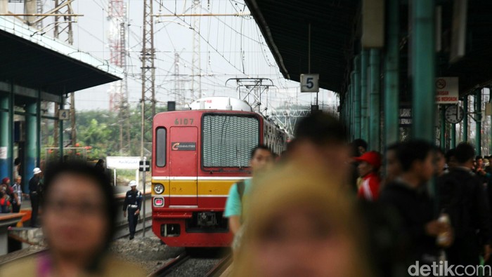 Penumpang naik kereta commuter line di Stasiun Manggarai, Jakarta, Senin (6/10/2014). Pemerintah menaikkan tarif dasar tiket kereta rel listrik (KRL) Jabodetabek. Namun, harga tiket yang dibayar masyarakat tidak naik. pemerintah menambah anggaran subsidi atau Public Service Obligation (PSO) untuk KRL Jabodetabek.
