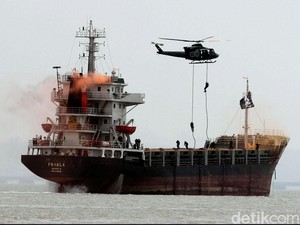 Aksi Para Perompak Bahan Bakar di Selat Malaka