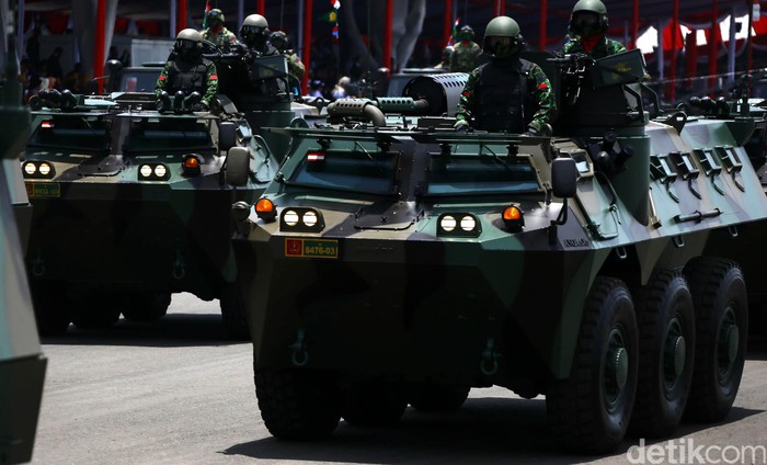 Peringatan HUT TNI kali ini terasa spesial dikarenakan hadirnya beberapa alutsista baru yang kini telah dimiliki oleh TNI. Parade persenjataan berat digelar di Dermaga Ujung, Surabaya, Jawa Timur, Selasa (07/10/2014). Tak ketinggalan Panser Anoa buatan Pindad turut dipamerkan.