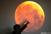 Petugas planetarium melakukan pengamatan proses terjadinya gerhana bulan total di Gedung Planetarium, TIM, Jakarta, Rabu (8/10/2014). Hari ini masyarakat Indonesia dapat melihat gerhana bulan total di seluruh wilayah namun tergantung cuaca dilokasi masing-masing.
