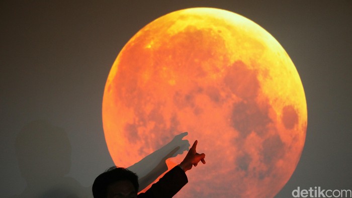Petugas planetarium melakukan pengamatan proses terjadinya gerhana bulan total di Gedung Planetarium, TIM, Jakarta, Rabu (8/10/2014). Hari ini masyarakat Indonesia dapat melihat gerhana bulan total di seluruh wilayah namun tergantung cuaca dilokasi masing-masing.