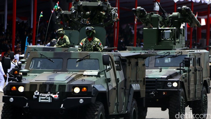 Peringatan HUT TNI kali ini terasa spesial dikarenakan hadirnya beberapa alutsista baru yang kini telah dimiliki oleh TNI. Parade persenjataan berat digelar di Dermaga Ujung, Surabaya, Jawa Timur, Selasa (07/10/2014). Ranpur Komodo buatan Pindad yang mampu membawa misil dart ke udara.