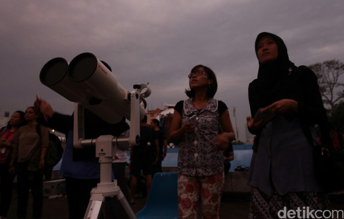 Petugas planetarium melakukan pengamatan proses terjadinya gerhana bulan total di Gedung Planetarium, TIM, Jakarta, Rabu (8/10/2014). Hari ini masyarakat Indonesia dapat melihat gerhana bulan total di seluruh wilayah namun tergantung cuaca dilokasi masing-masing.