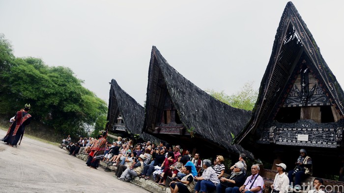 Di Pulau Samosir, Sumut, wisatawan bisa bertemu boneka Sigale-gale. Meski dibalut mistis, Sigale-gale menawarkan pengalaman seru untuk wisatawan mulai dari menonton upacara adat sampai menari tortor bersama. Saat berlibur ke Pulau Samosir, Sumut, jangan lewatkan Museum Huta Bolon Simanindo. Di tempat ini, Anda bisa belajar menari tortor bersama boneka Sigale-gale