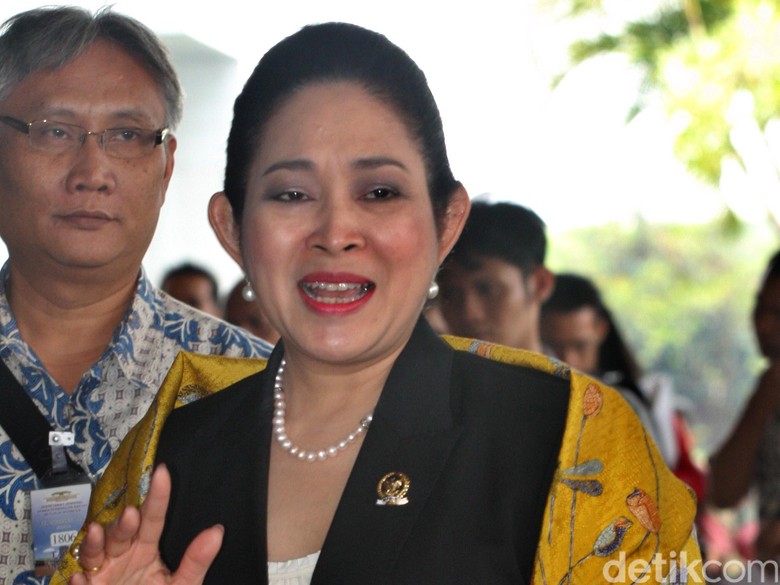 Titiek Soeharto Minta Novanto Mundur dari Ketum Golkar dan Ketua DPR Titiek Soeharto Minta Novanto Mundur dari Ketum Golkar dan Ketua DPR