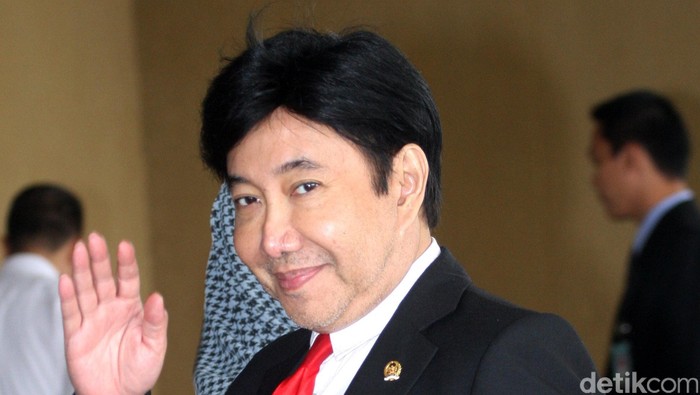 Guruh Soekarnoputra atau Lengkapnya Muhammad Guruh Irianto Soekarnoputra adalah anak bungsu dari pasangan presiden pertama RI, Soekarno dan Fatmawati serta adik kandung dari presiden kelima RI.