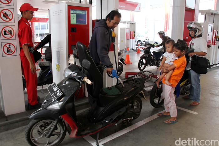 Pengendara sepeda motor mengisi bahan bakar minyak sendiri di Stasiun Pengisian Bahanbakar Umum (SPBU Pertamina) 34-101-02 yang berada di Jalan Hasyim Ashari, Jakarta Pusat, Jumat (3/8). Terhitung sejak 20 Juli, SPBU ini menerapkan pengisian bahan bakar self service untuk para pengendara sepeda motor. File/detikFoto.