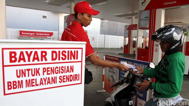 Pengendara sepeda motor mengisi bahan bakar minyak sendiri di Stasiun Pengisian Bahanbakar Umum (SPBU Pertamina) 34-101-02 yang berada di Jalan Hasyim Ashari, Jakarta Pusat, Jumat (3/8). Terhitung sejak 20 Juli, SPBU ini menerapkan pengisian bahan bakar self service untuk para pengendara sepeda motor. File/detikFoto.